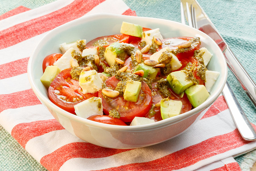 Tomate-Mozzarella-Salat mit Avocado &... Tomate-Mozzarella-Salat mit Avocado &...