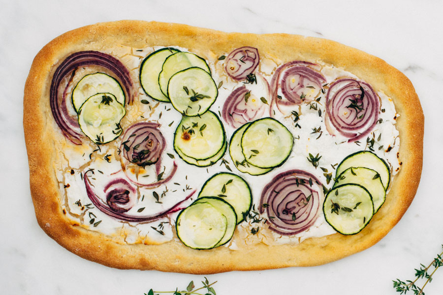 Pizza mit Ziegenkäse und Zucchini