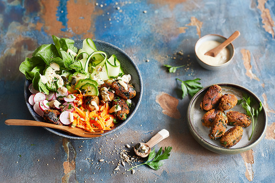 Poke Bowl mit Auberginen-Gemüse Köfte und Cashew-Kokos Dip