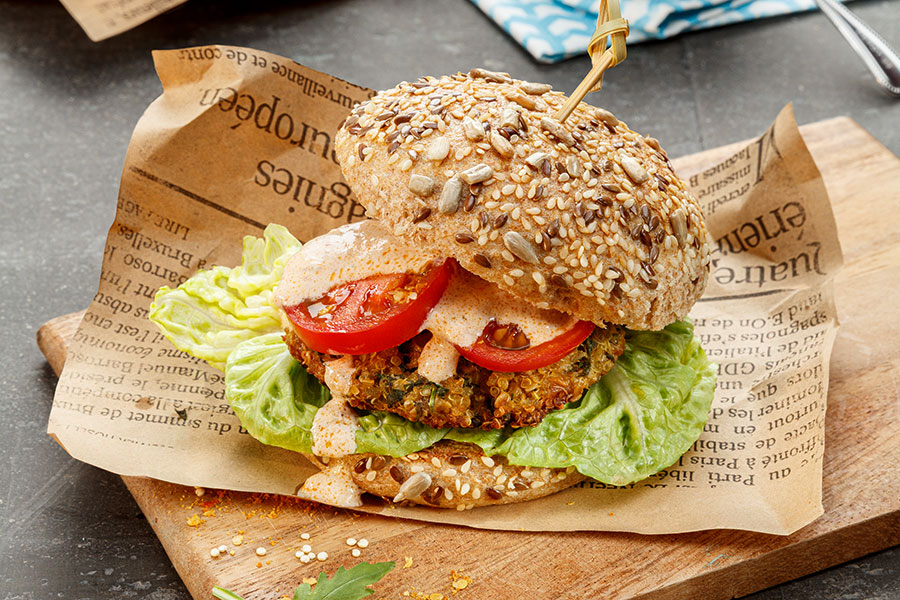 Quinoa-Hafer-Burger mit Sauerrahm-Sauce