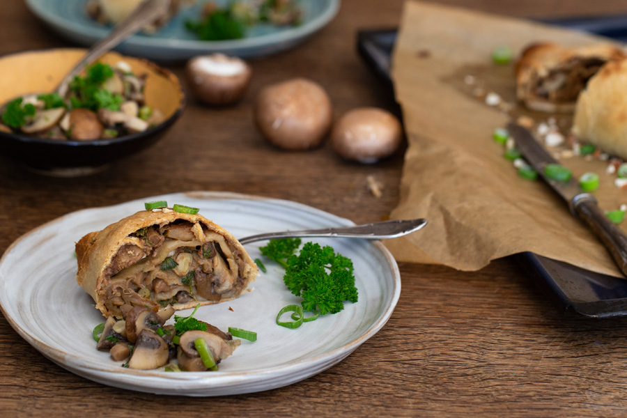 Strudel mit Pilzen und braunem Mandelmus