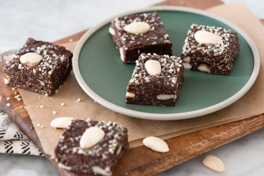 Low Carb Schoko-Fudges mit Hanfsamen und Mandeln