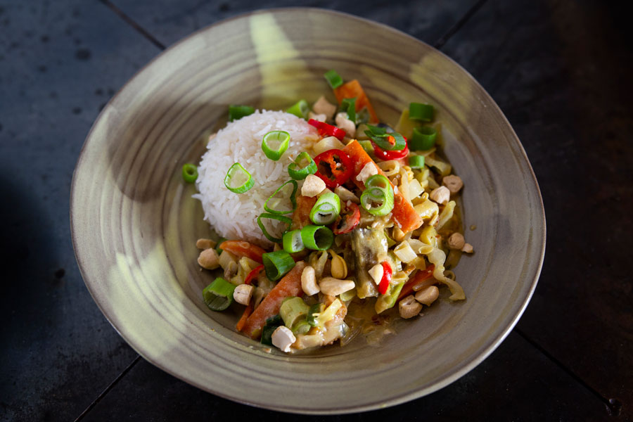 Asia-Wok mit Curry-Kokos-Erdnusssoße mit Basmatireiskugeln