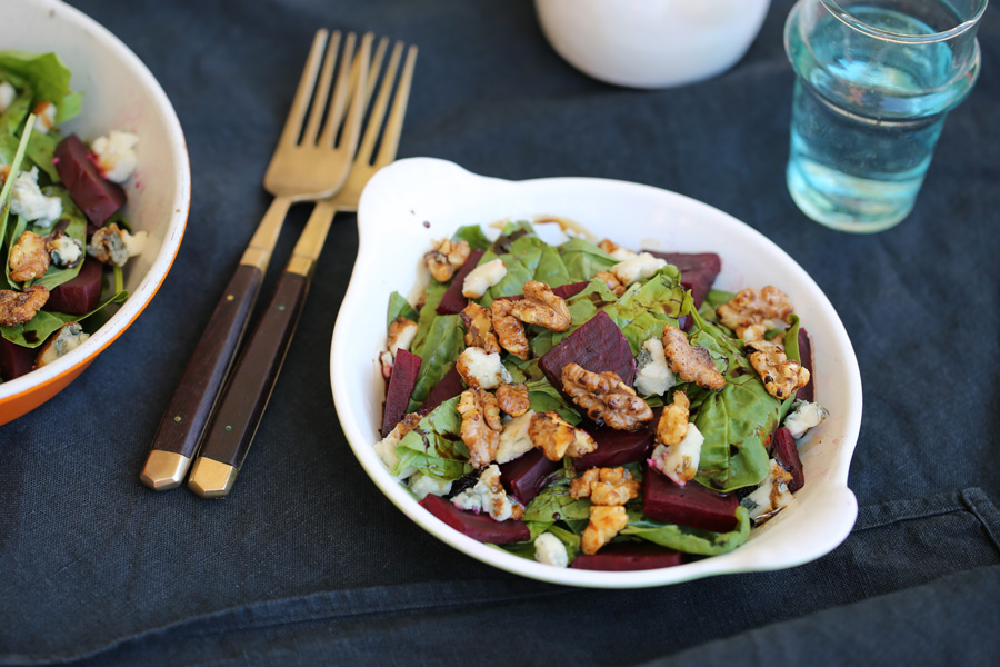 Veggie-Rezept: Rote-Bete-Salat mit Spinat, kandierten Walnüssen und ...