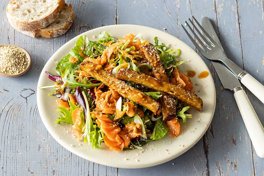 Fermentierte Karotten auf asiatischem Salat