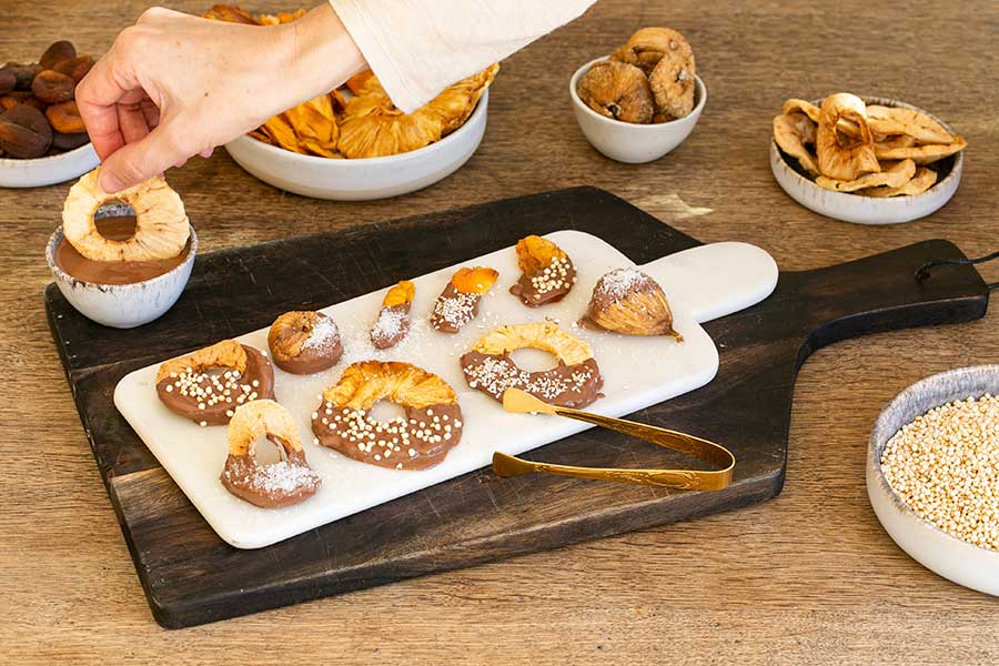 Trockenfrüchte mit Schokolade überzogen Trockenfrüchte mit Schokolade überzogen