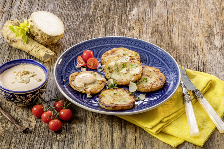 Veggie-Rezept: Sellerieschnitzel mit Cashew-Meerrettich-Dip - Jedes ...