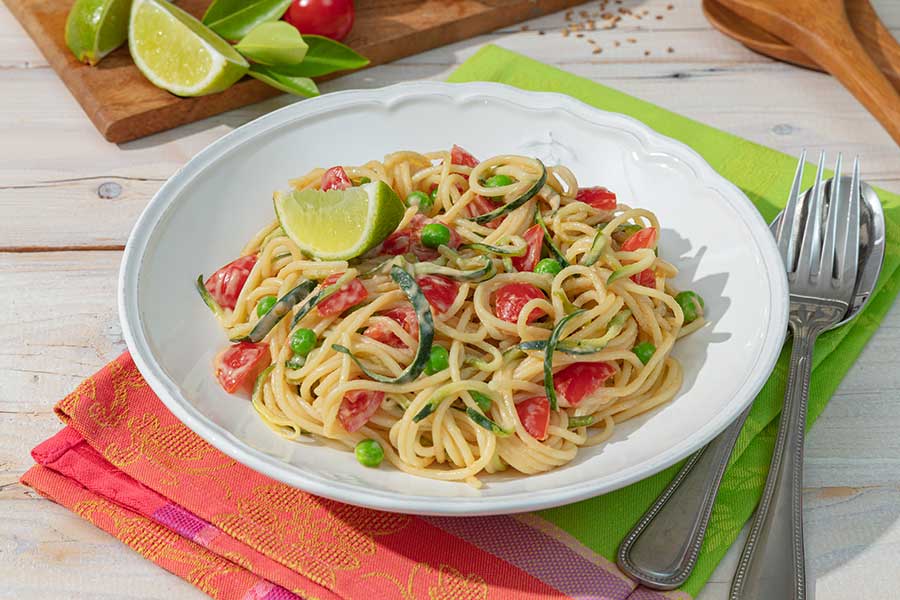 Spaghetti-Zucchini-Salat mit Erdnussdressing