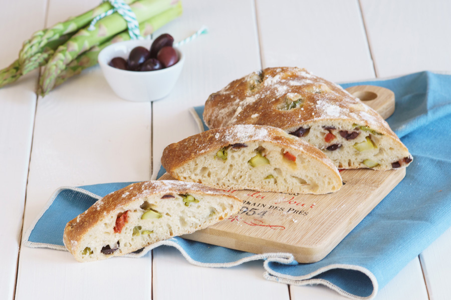 Veggie-Rezept: Saftiges Spargel-Ciabatta mit Oliven und getrockneten ...