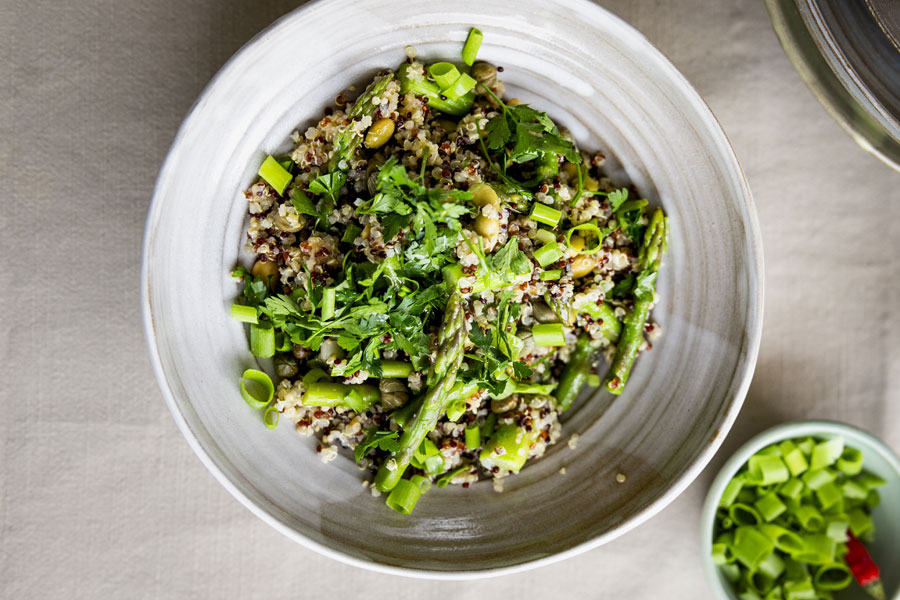 Spargelsalat mit buntem Quinoa und Edamame Sojabohnen