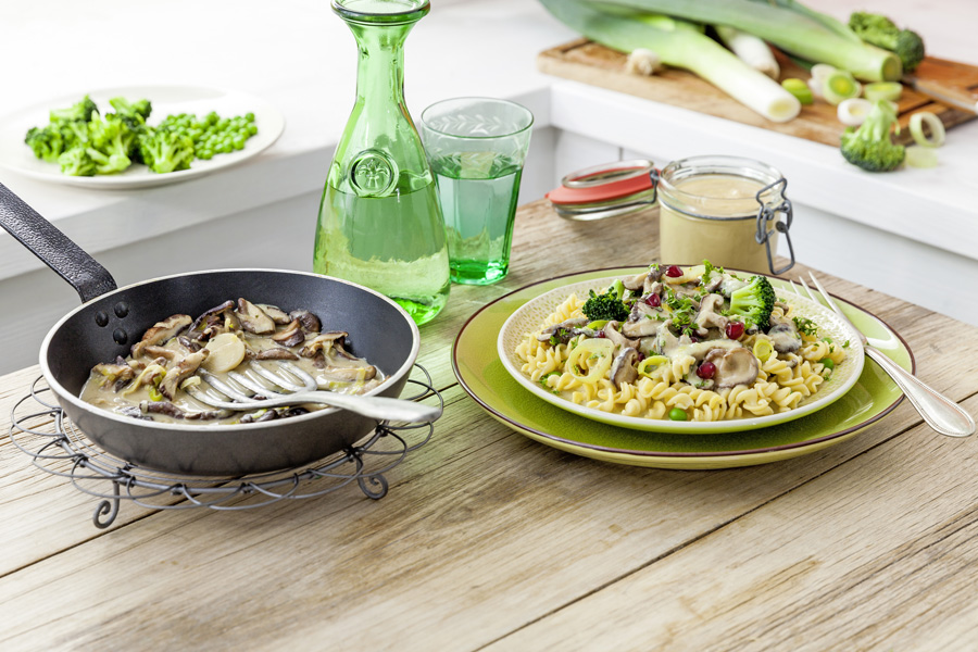 Linsen-Spirelli mit Pilzcreme und Erbsen-Broccoli-Gemüse