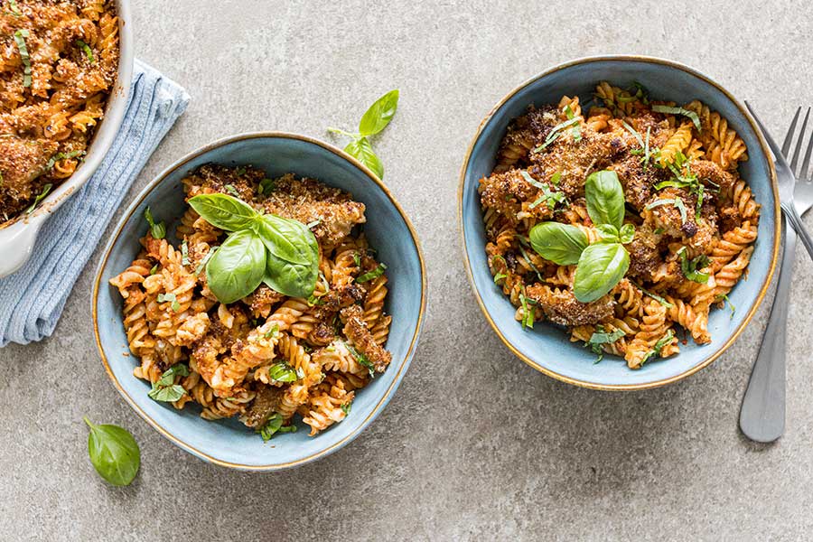 Spirelli überbacken mit Bolognese-Tomaten-Soße und Altes-Brot-Crumble