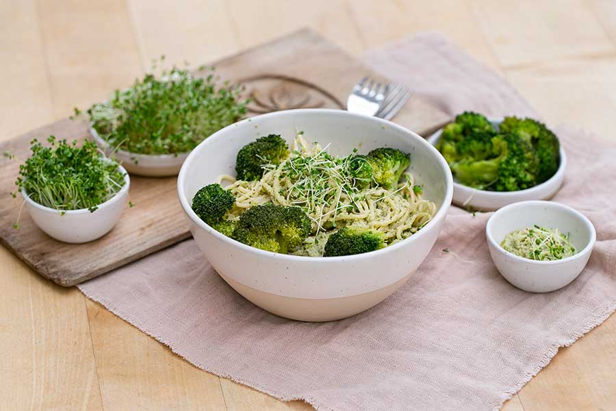 Spaghetti mit Sprossen-Pesto und Brok... Spaghetti mit Sprossen-Pesto und Brok...