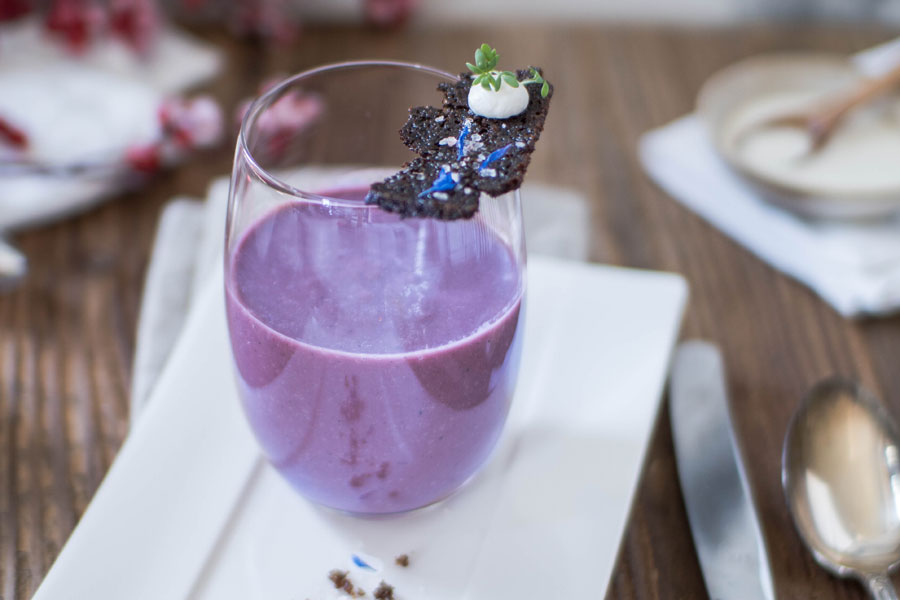 Blaukraut-Gewürzsuppe mit geräuchertem Schwarzbrot-Chip
