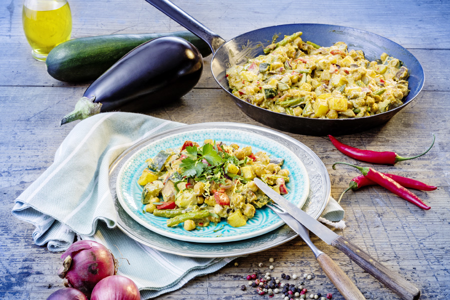 Veggie-Rezept: Türkische Gemüsepfanne mit Tahin und Kichererbsen ...