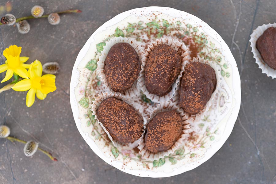 Vegane Schokoeier mit Dattelpaste Vegane Schokoeier mit Dattelpaste