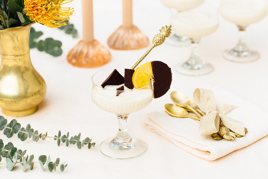 Seidige Orangen-Creme mit kandierten Schoko-Orangen Seidige Orangen-Creme mit kandierten Schoko-Orangen