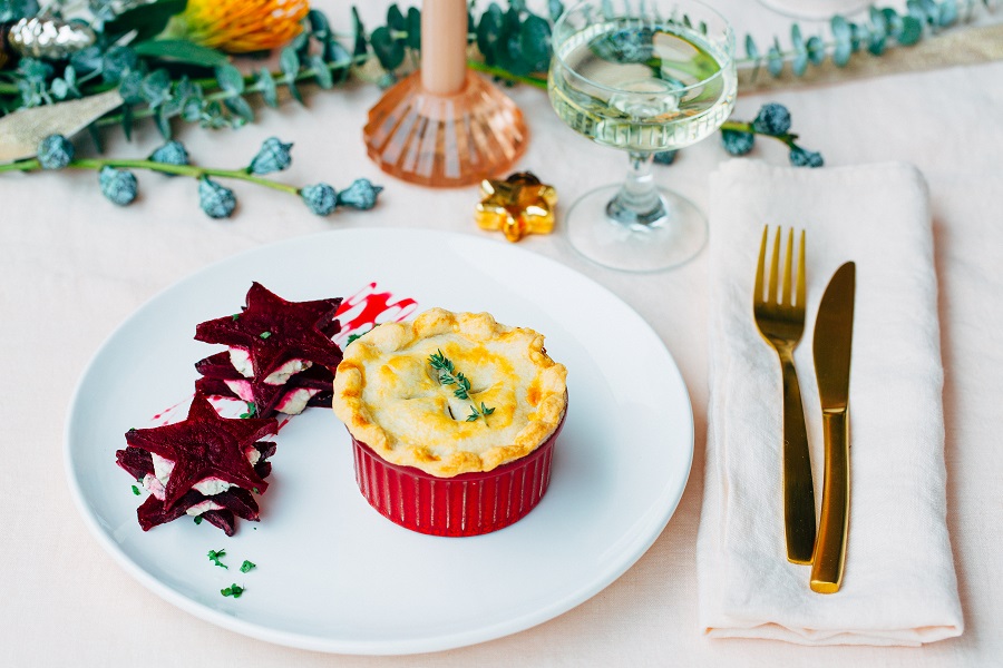 Linsen-Pilz-Tartes an Rote-Bete-Türmchen Linsen-Pilz-Tartes an Rote-Bete-Türmchen