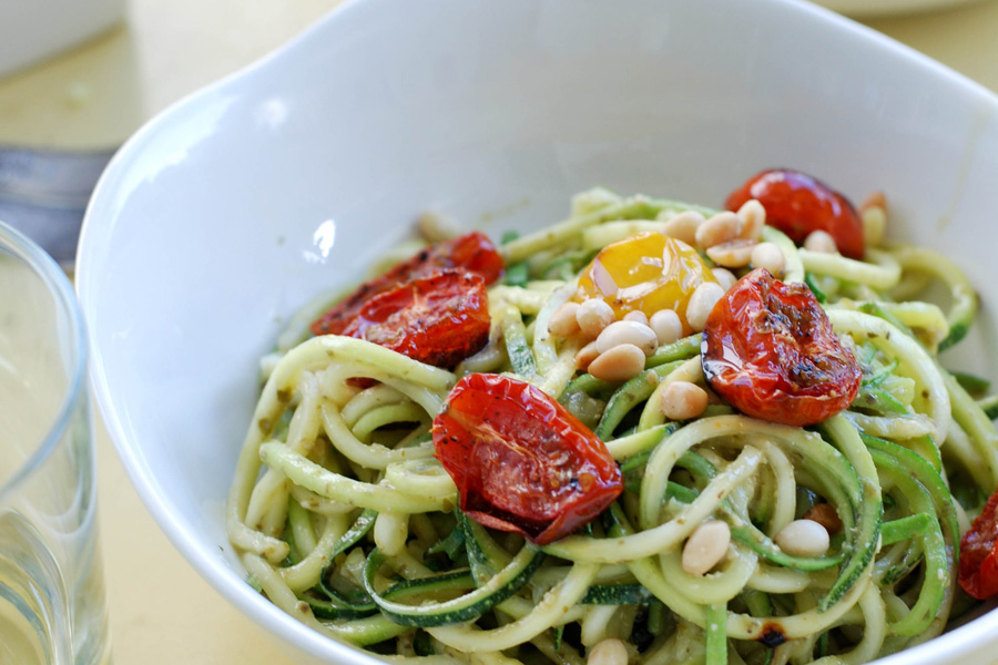 Veggie-Rezept: Zucchini-Nudeln mit Pesto Verde, gebackenen Cocktail ...