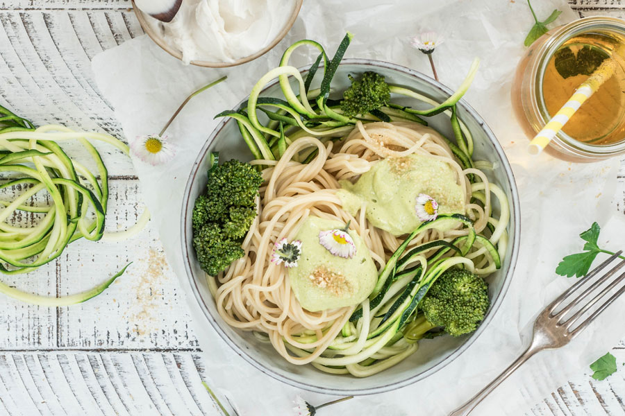 Spaghetti mit Zucchinelli in Brokkoli-Gemüsesauce