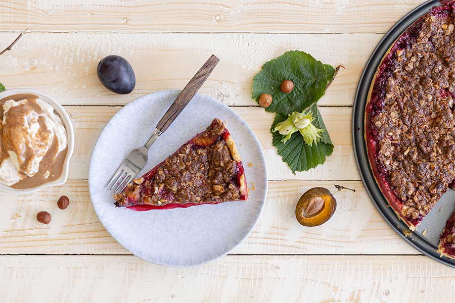 Pflaumenkuchen mit Streusel und Haselnusssahne