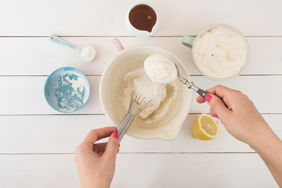 Für die Füllung zunächst die Margarine in Flöckchen mit dem Vanillepuddingpulver und 2-3 EL Quark schaumig rühren.