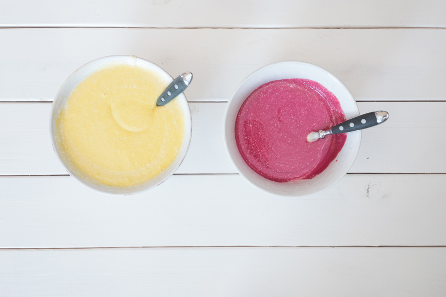 Zwei Drittel der Vanillequark-Mischung zur Mangofarbe geben, das verbleibende Drittel mit der Rote-Bete-Füllung mischen. So erhalten wir unsere beiden Zebra-Farben im Verhältnis 2:1 : Mango-Gelb  und Rote-Bete-Rot.