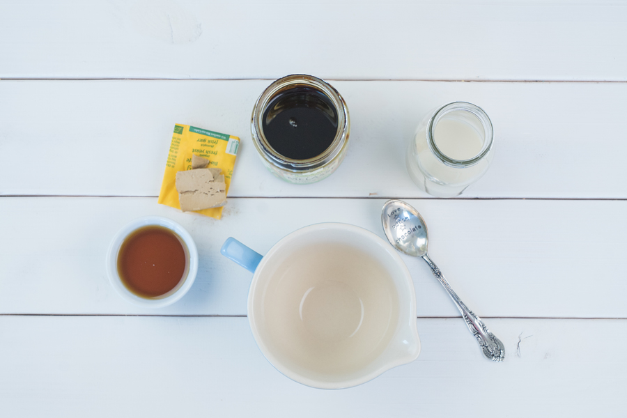 1.	In einer kleinen Schüssel 60ml Pflanzendrink mit Melasse und Ahornsirup verrühren. 