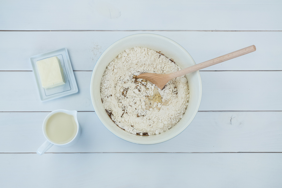 4.	Hefemischung, Margarine und den verbleibenden Pflanzendrink zugeben und zunächst mit dem Holzlöffel mischen.