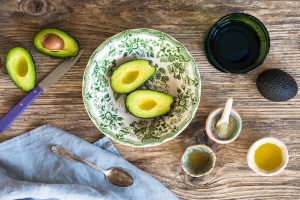 Avocado mit Leinöl und Kräutersalz