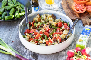 Brotsalat mit grünem Spargel und Kichererbsen