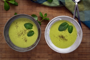 Erbsensuppe mit weißem Mandelmus