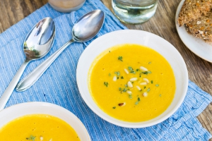 Karottensuppe mit Pinienkernen und Walnussöl