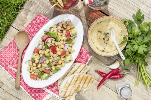 Salat mit Kichererbsen und Avocado