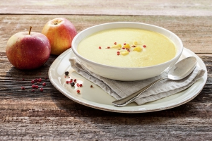 Kokos-Apfel-Suppe mit Rosa Pfeffer