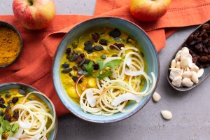 Curry mit Mandelmus, Kokos, süßen Kartoffeln und Apfel