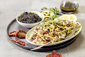 Nudelsalat mediterran mit schwarzem Perl-Amaranth