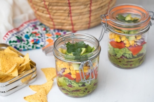 Mexikanischer Schichtsalat mit Koriander-Limetten-Dressing
