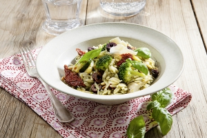 Risoni-Salat mit Pesto-Vinaigrette