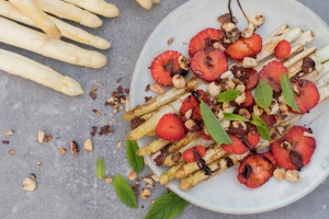 Spargel gegrillt mit Erdbeeren, Haselnüssen und Balsamico