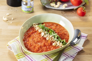 Suppe mit Tomaten und Karotten und Tonka-Gewürz