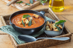 Tomaten-Salbei-Suppe mit Aprikosen