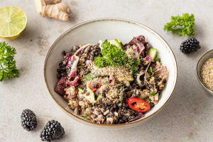 Wildreissalat mit Brombeeren