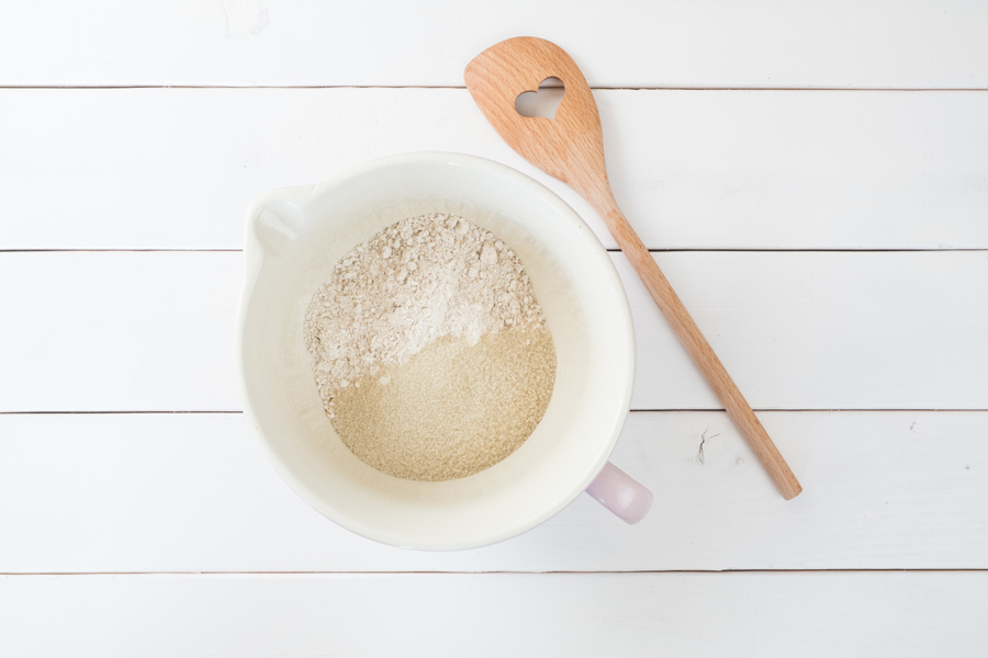 Den Backofen auf 180°C Ober-/Unterhitze vorheizen. In einer Rührschüssel Mehl und Zucker mischen.