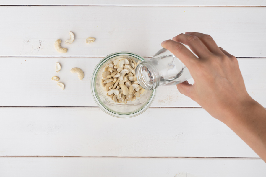 1.	Den Cashewbruch mit Wasser übergießen und mindestens eine Stunde einweichen lassen. Diesen Schritt kannst du, wenn es schnell gehen muss, überspringen, er macht die Füllung besonders cremig. Wenn du keine Zeit zum Einweichen hast, gib der Füllung später 3-4 EL mehr Wasser hinzu.