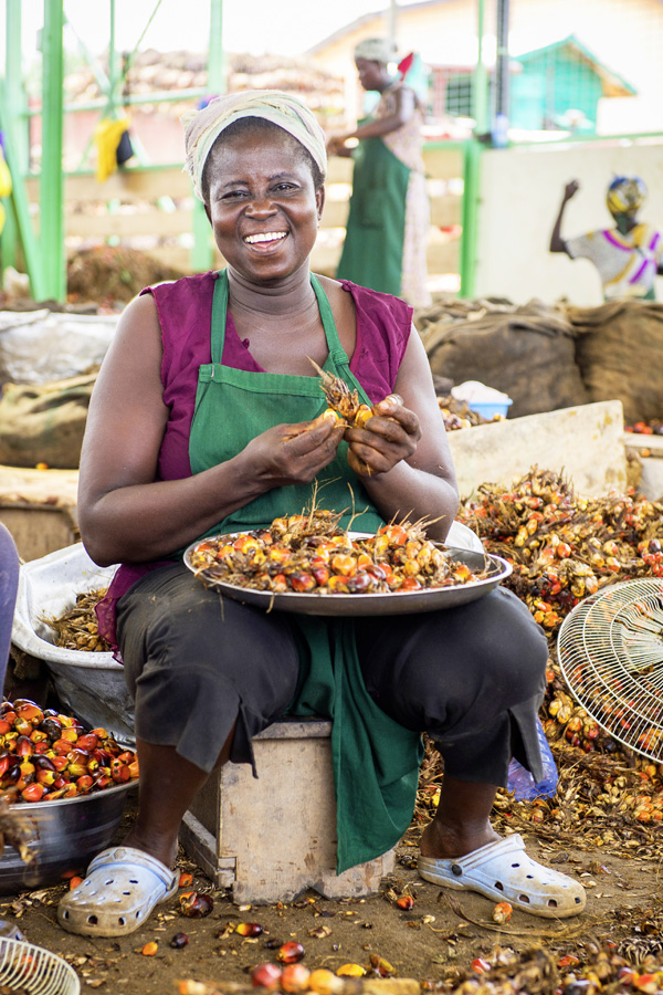 Rebecca Afrah, Arbeiterin bei Serendipalm in Ghana, beim Sortieren der geernteten Palmfrüchte