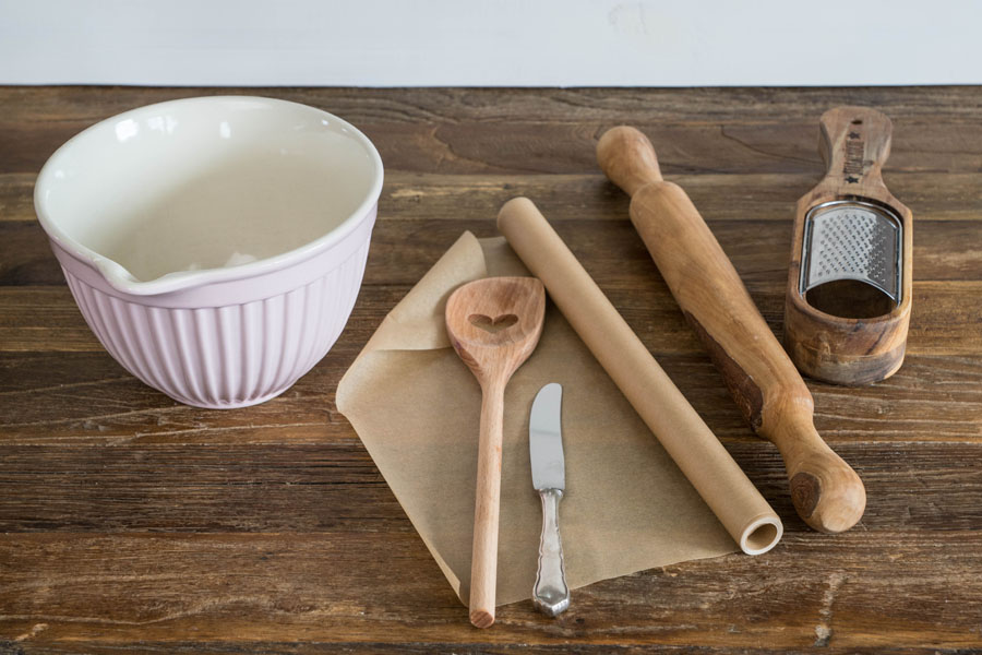 Utensilien: 1 Rührschüssel, 1 Holzlöffel, 1 Messer, 1 Reibe, 1 Rollholz (optional), Backpapier