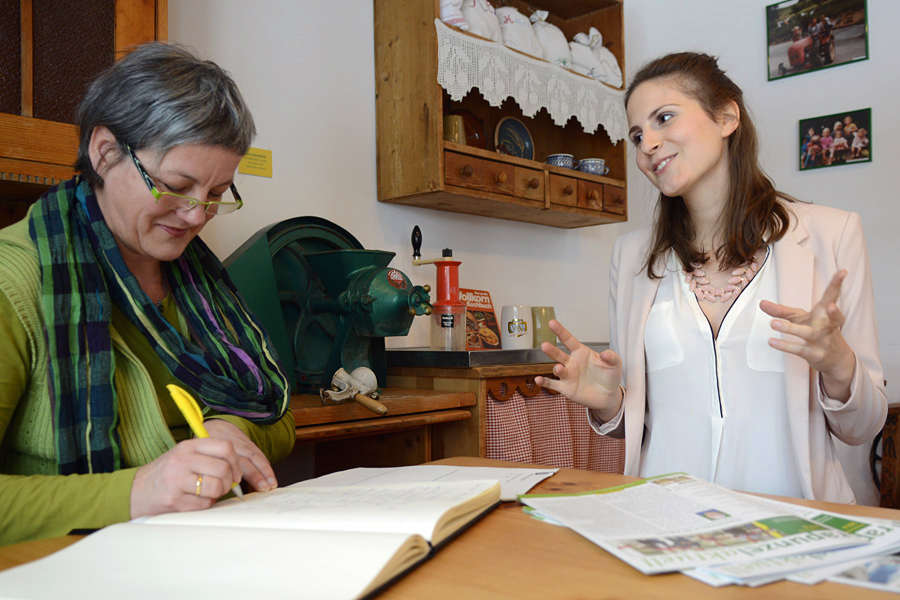 Ein lebhaftes Gespräch über vegane Ernährung im Rapunzel Museum in Legau: Stina Spiegelberg im Interview mit Rapunzel Pressesprecherin Eva Kiene.